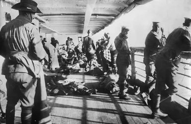 Mannen van het 3rd Battalion ontspannen op het dek van het transportschip SS Derfflinger net voor reveille op de ochtend voor de landing bij Anzac Cove, 24 april 1915
