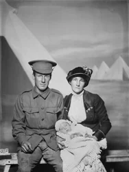 Studiportret van 1159 soldaat George Beamish Swanton, 24th Battalion van Australië, uit Werribee, Victoria, met zijn vrouw Nellie en jonge baby, Joan Helen, ca. mei 1915