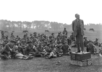 De Right Honourable William Morris (Billy) Hughes, staand op een platform bestaande uit vier munitiekisten, toespreekt een bijeenkomst van de 5th Australian Field Ambulance, nabij La Motte ongeveer een kilo