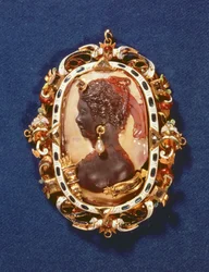 Camee met het profielhoofd van de godin Diana, met een pareloorbel, het vergulde frame versierd met halfedelstenen en wit en blauw email