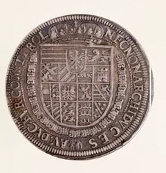 Zilveren munt (thaler) uit Tirol: regeerperiode van keizer Rudolf II (1552-1612). Diam. 4 cm Napels, nationaal archeologisch museum