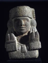 Azteekse kunst: voorstelling van Chicomecoatl (ook Xilonen genoemd), godin van maïs en vruchtbaarheid. Nationaal Museum voor Antropologie, Mexico