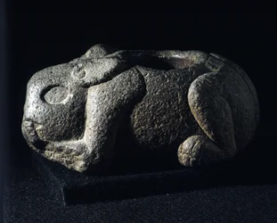 Azteekse kunst: Ometochtli, god konijn baas van dronkenschap.