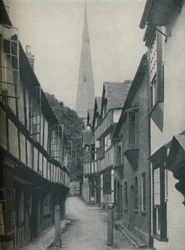 Mooie huizen verzameld rond een toren die naar de hemel wijst