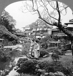 Japanse dienstmeisjes in een tuin, 1904