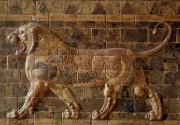 Processieweg van Babylon onder Nebukadnezar II: detail van de Ishtarpoort met een mozaïekleeuw