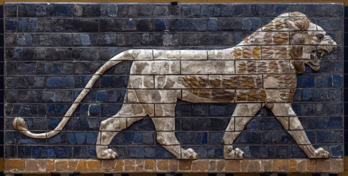 De processieweg van Babylon, opgericht onder het bewind van Nebukadnezar II (605-562 v.Chr.): detail van de Isjtarpoort met een mozaïekleeuw van bakstenen. Babylon - Archeologisch Museum Istanbul
