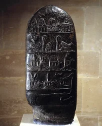 Oosterse oudheid: stele (of kudurru, steun van landdonatie) in zwart kalksteen met bas-reliëfs van koning Meli-Shipak II (1186-1172 v.Chr.) ten gunste van zijn zoon Marduk-apla-iddina. Ze vertegenwoordigen de grote goden. Van de site van Su