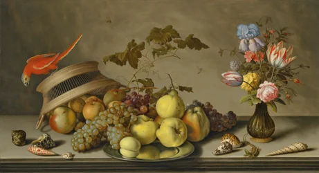 Een parkiet op een omgekeerde mand, met fruit, een tinnen bord, een vaas met bloemen, insecten, een hagedis en schelpen op een stenen richel