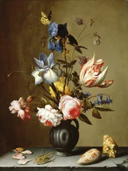Iris, rozen, akelei, hyacint en een tulp in een zwarte aardewerken kruik, met schelpen en een sprinkhaan op een stenen richel