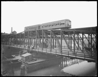 Verhoogde trein die de Wells Street Bridge oversteekt, Chicago, Illinois, VS, c.1905