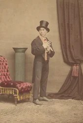 [Studioportrait van een Japanse man in westerse kleding], 1880s