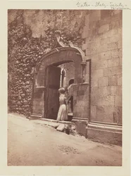 [Vrouw die poort binnengaat]