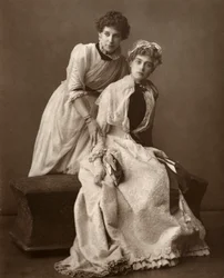 Britse actrices Eweretta Lawrence en Grace Otway in On Change, 1886