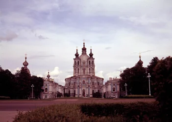 Architectuur: uitzicht op het Smolny-klooster gebouwd tussen 1748 en 1835 door architect Francesco Bartolomeo Rastrelli (1700-1771), Sint-Petersburg, Rusland.