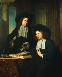 Twee heren, een zittend aan een tafel