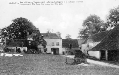 Boerderij van Hougoumont, een belangrijke strategische locatie voor Wellington tijdens de Slag bij Waterloo, herdenkingsansichtkaart, ca. 1912 (fotolitho)
