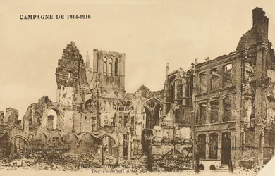 Stadhuis na het bombardement, Ieper, 1915