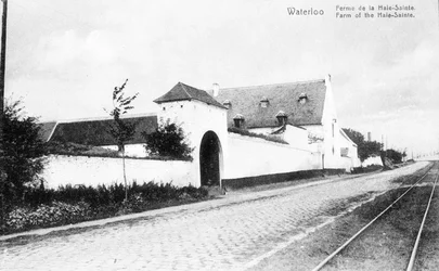 De boerderij van La Haye-Sainte, aan de weg van Charleroi naar Brussel en een belangrijke strategische locatie voor Wellington tijdens de Slag bij Waterloo, herdenkingsansichtkaart, ca. 1912 (fotolitho)