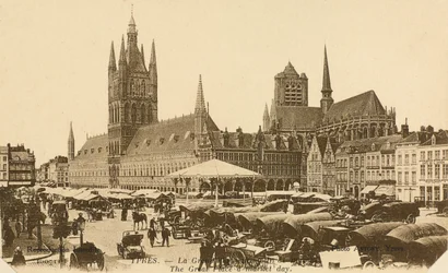 De Grote Markt op marktdag, Ieper, België