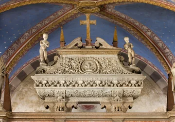 Crypte, Ark van de Heiligen Marcellinus en Petrus Exorcist, Sarcofaag met beelden van St. Marcelino en St. Petrus Exorcist, Benedetto Briosco 1506-08