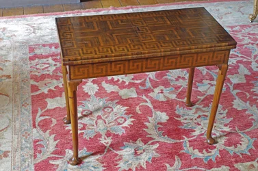 Een George II Rechthoekige opvouwbare kaarttafel