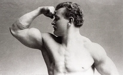 Fotografisch portret in studio van de Duitse bodybuilder Eugen Sandow