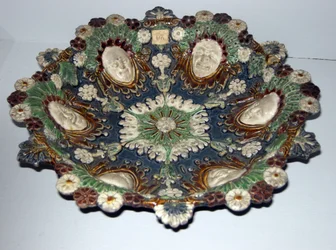 Schaal met groteske gezichten (faience)