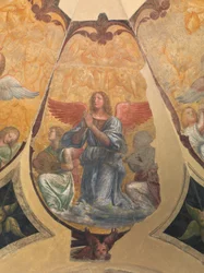 Biddende engel tussen twee knielende muzikanten en cherubijnen