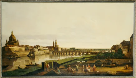 Een uitzicht op Dresden vanaf de rechteroever van de rivier de Elbe boven de Augustusbrug