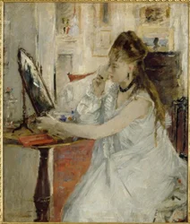 Jonge vrouw die zich poedert