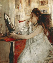 Jonge vrouw die haar gezicht poedert