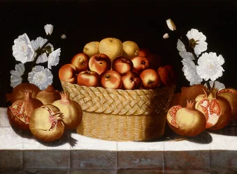 Appels in een Rieten Mand, Granaatappels en Stokrozen op een Gedrapeerde Rand
