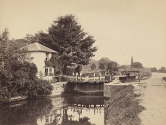 Sluiswachtershuisje en sluisdeuren, jaren 1850 (foto)