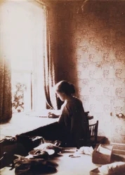 May Morris aan het werk, begin jaren 1890