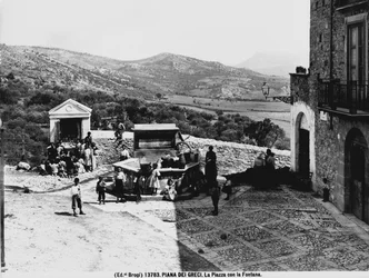 Piana dei Greci. Het plein met de fontein.