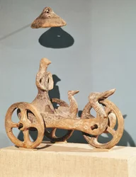 Votiefwagen met een antropomorfe godheid, uit Dupljaja