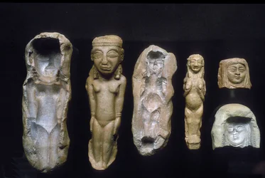 Beeldjes van vruchtbaarheidsgodinnen en de mallen waaruit zij werden gegoten, ca. 8e-7e eeuw v.Chr.