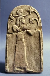 Stele die een godheid toont die de Boom des Levens aanbidt, Kanaänitische periode (1500-1200 v.Chr.) (kalksteen)