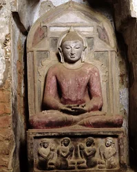 Zittende Boeddha in meditatie (polychroom steen)