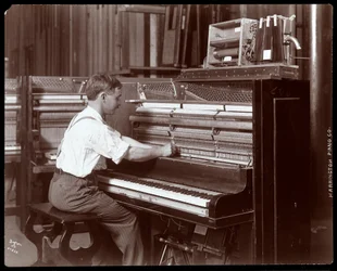 Een man aan het werk in de Harrington Piano Co. fabriek, 1907