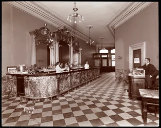 Bar in Gilsey House, Broadway en 29th Street, New York, 1900 of 1901