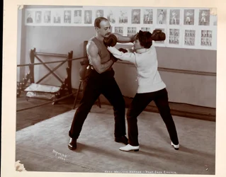 Edna Wallace Hopper poseerde in een boksring met Jack Cooper in zijn gymnasium op Broadway en 37th Street, New York, 1899