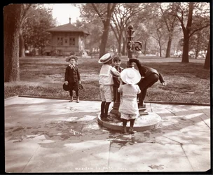 Vijf kinderen spelen en drinken bij een fontein in Madison Square, New York, 1901