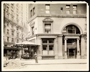 Bloemenstandaard en ingang van het Hotel Imperial Cafe aan Broadway en 32nd Street, New York