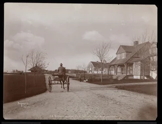 Algemeen overzicht van huizen en gebouwen op het landgoed van F.G. Bourne in Oakdale, Long Island, New York, 1900