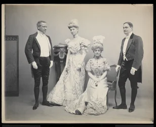 Groepsportret van Sydney Dillon Ripley met drie anderen op het James Hazen Hyde Bal, New York, 31 januari 1905