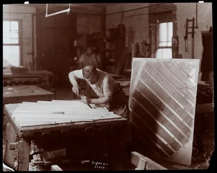 Man aan het werk in de Hardman, Peck und Co. pianofabriek, New York, 1907