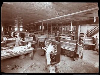 Mannen aan het werk in de fabriek van Harrington Piano Co., 1907