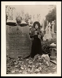 Portret van Eva Booth bij het graf van haar vader, Generaal William Booth, c.1915
